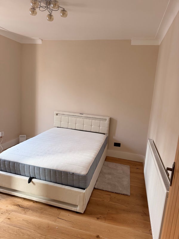 Room Haslemere Road in Greater London