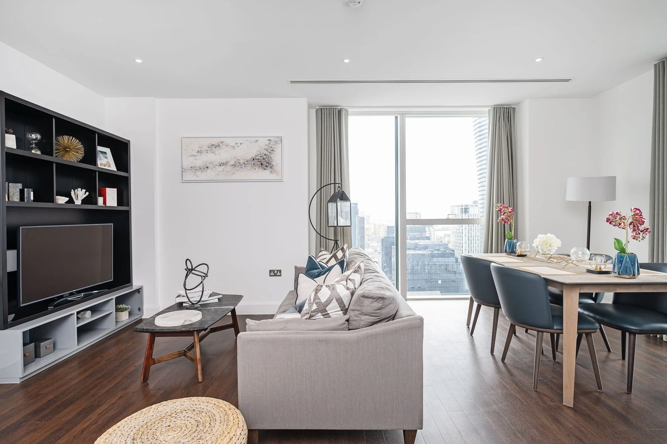 Flat Harbour Way in Greater London