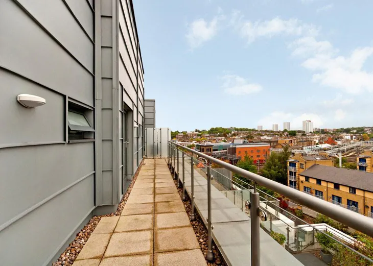 Flat Southampton Bridge in Greater London