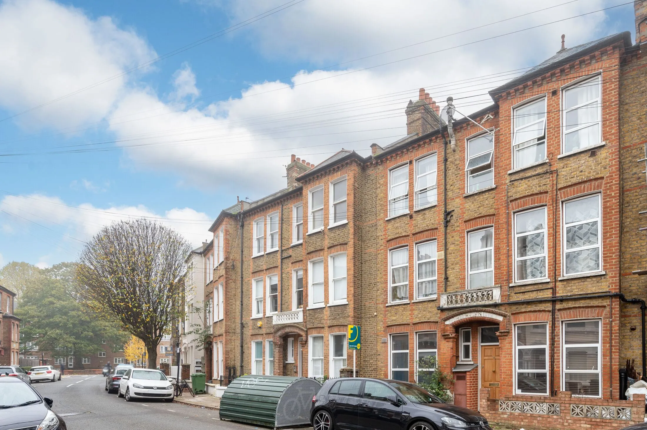 Flat Tremadoc Road in Greater London