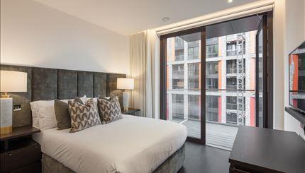 Flat Ponton Road in Greater London
