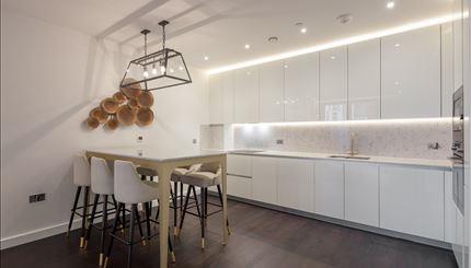 Flat Ponton Road in Greater London