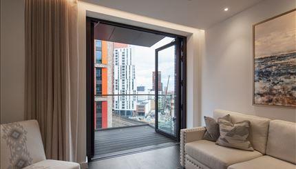 Flat Ponton Road in Greater London