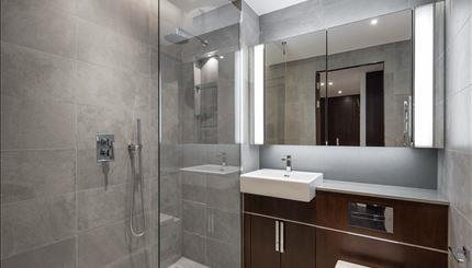 Flat Ponton Road in Greater London
