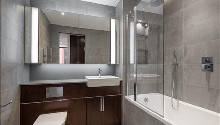 Flat Ponton Road in Greater London