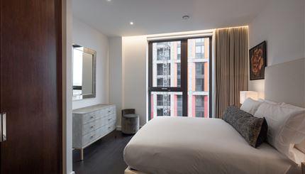 Flat Ponton Road in Greater London