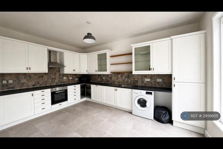 Room Canfield Place in Greater London