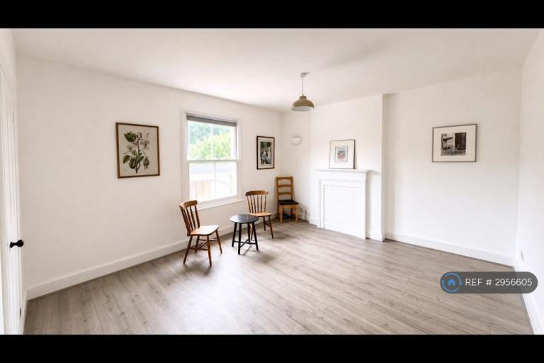 Room Canfield Place in Greater London