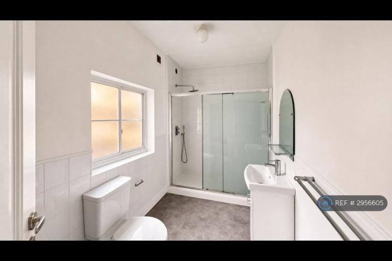Room Canfield Place in Greater London