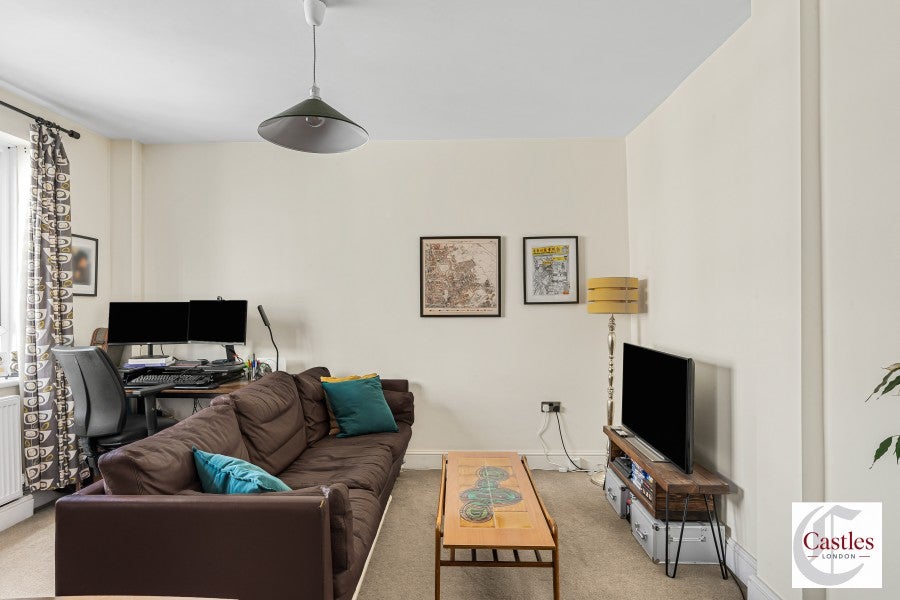 Flat Upper Clapton Road in Greater London