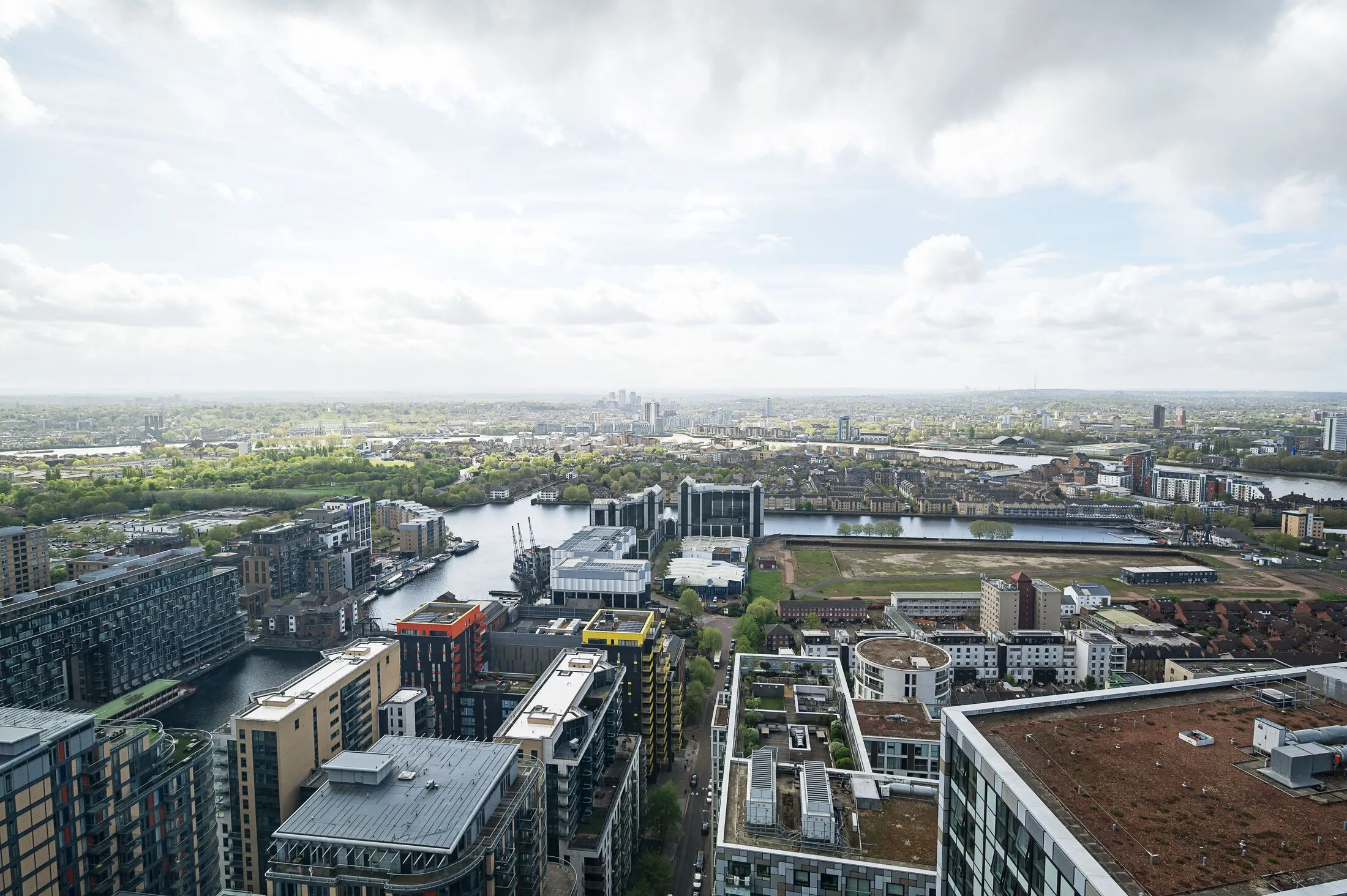 Flat Harbour Way in Greater London