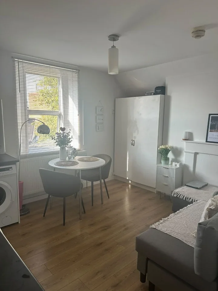 Flat Leigham Court Road in Greater London