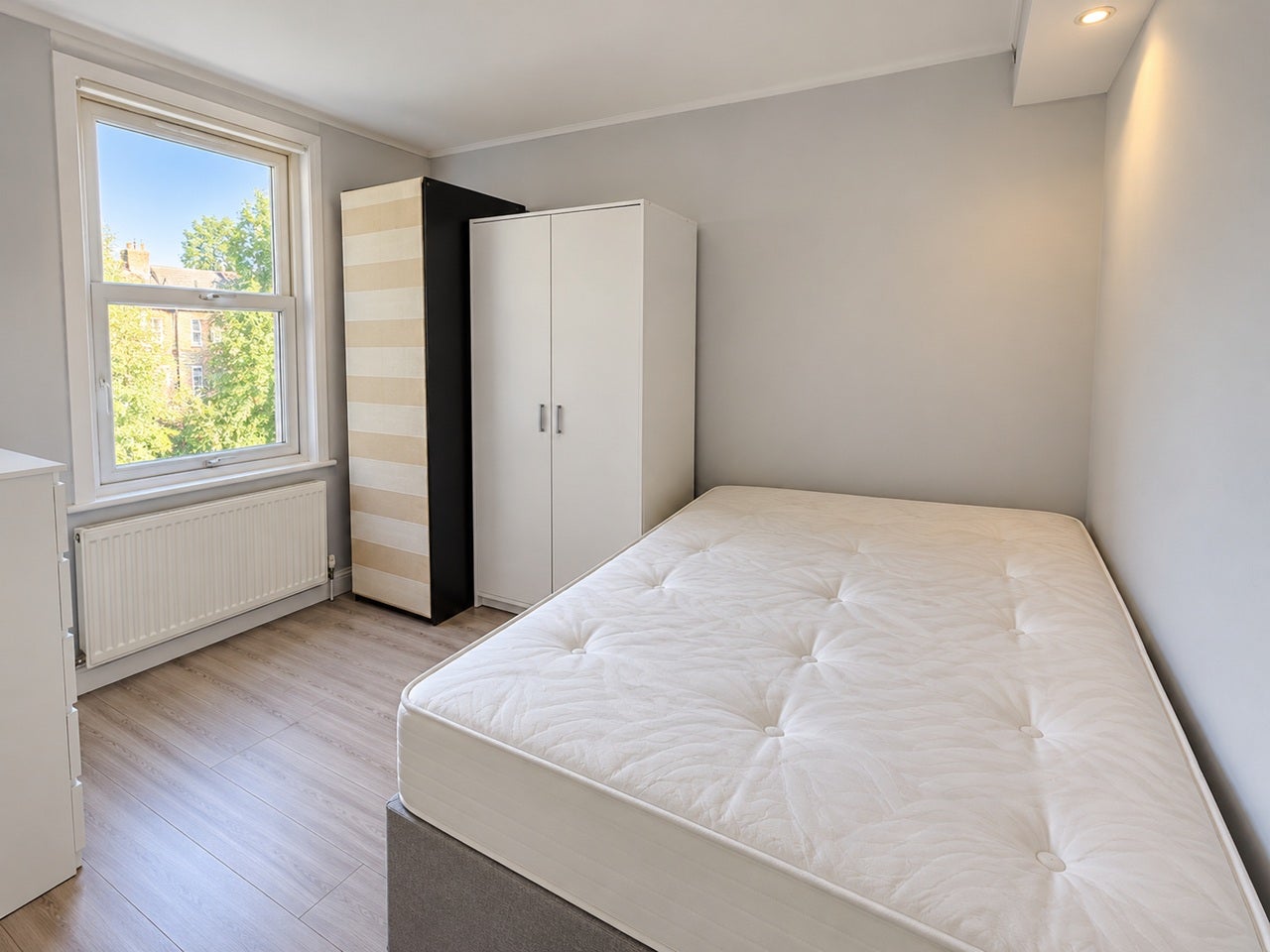 Flat Clarence Mews in Greater London
