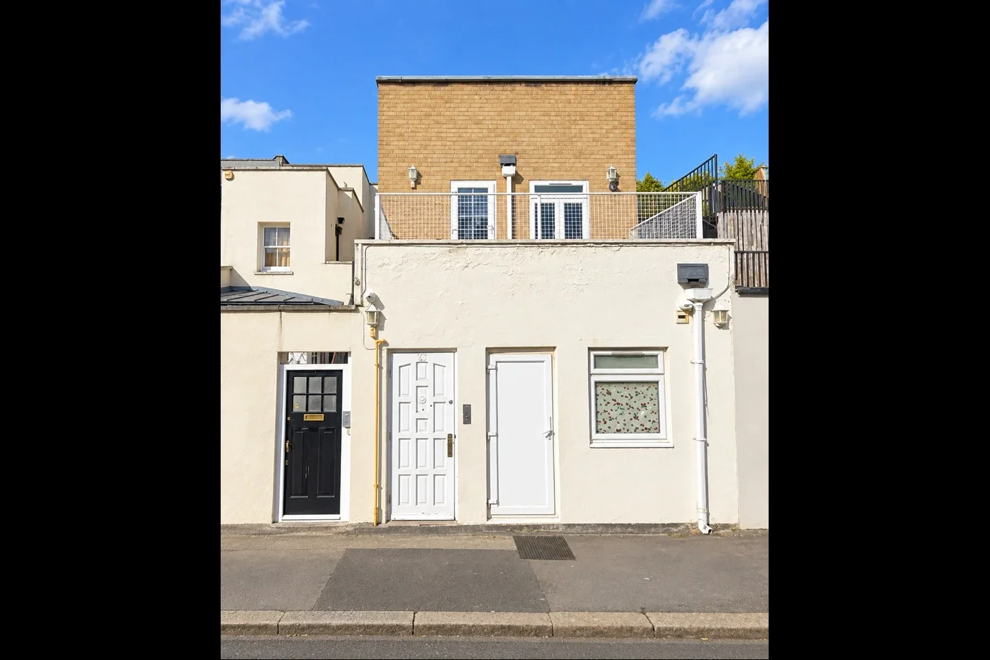 Flat Clarence Mews in Greater London
