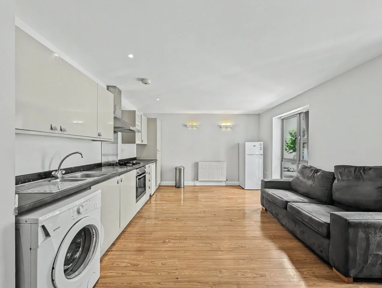 Flat Ratcliffe Cross Street in Greater London