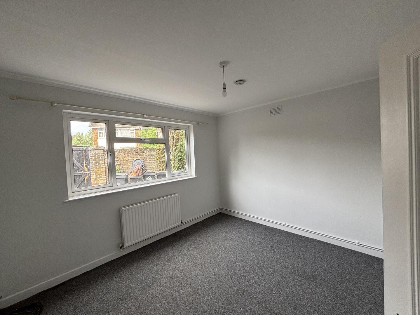 Flat Dagnall Park in Greater London