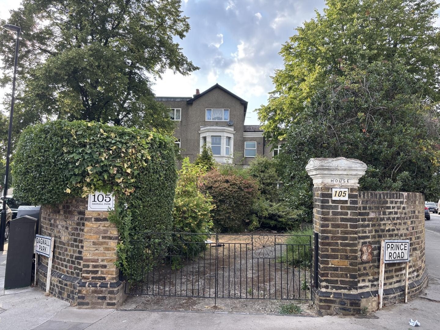 Flat Dagnall Park in Greater London