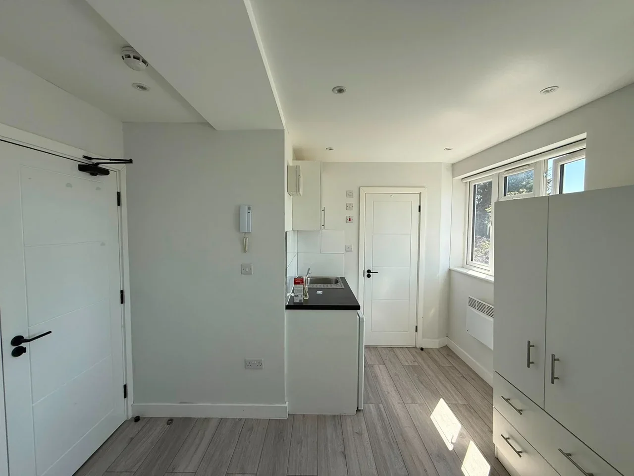 Flat Queens Walk in Greater London