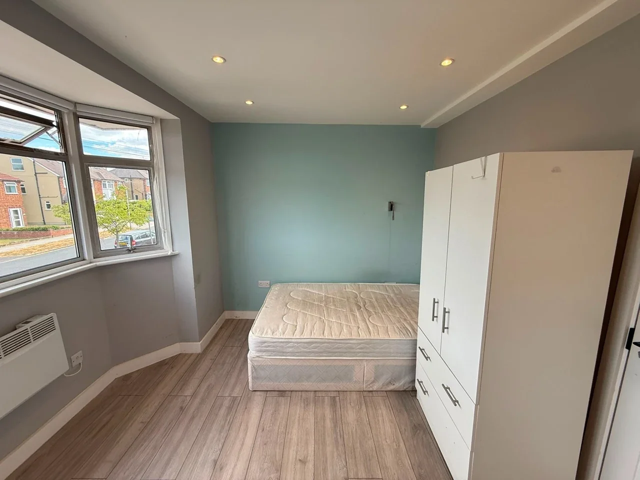 Flat Queens Walk in Greater London