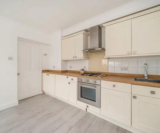 Flat Borland Road in Greater London