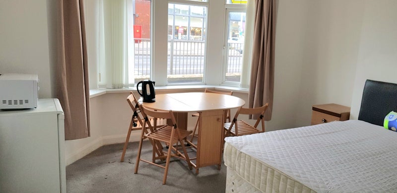 Room Newport Road in Cardiff