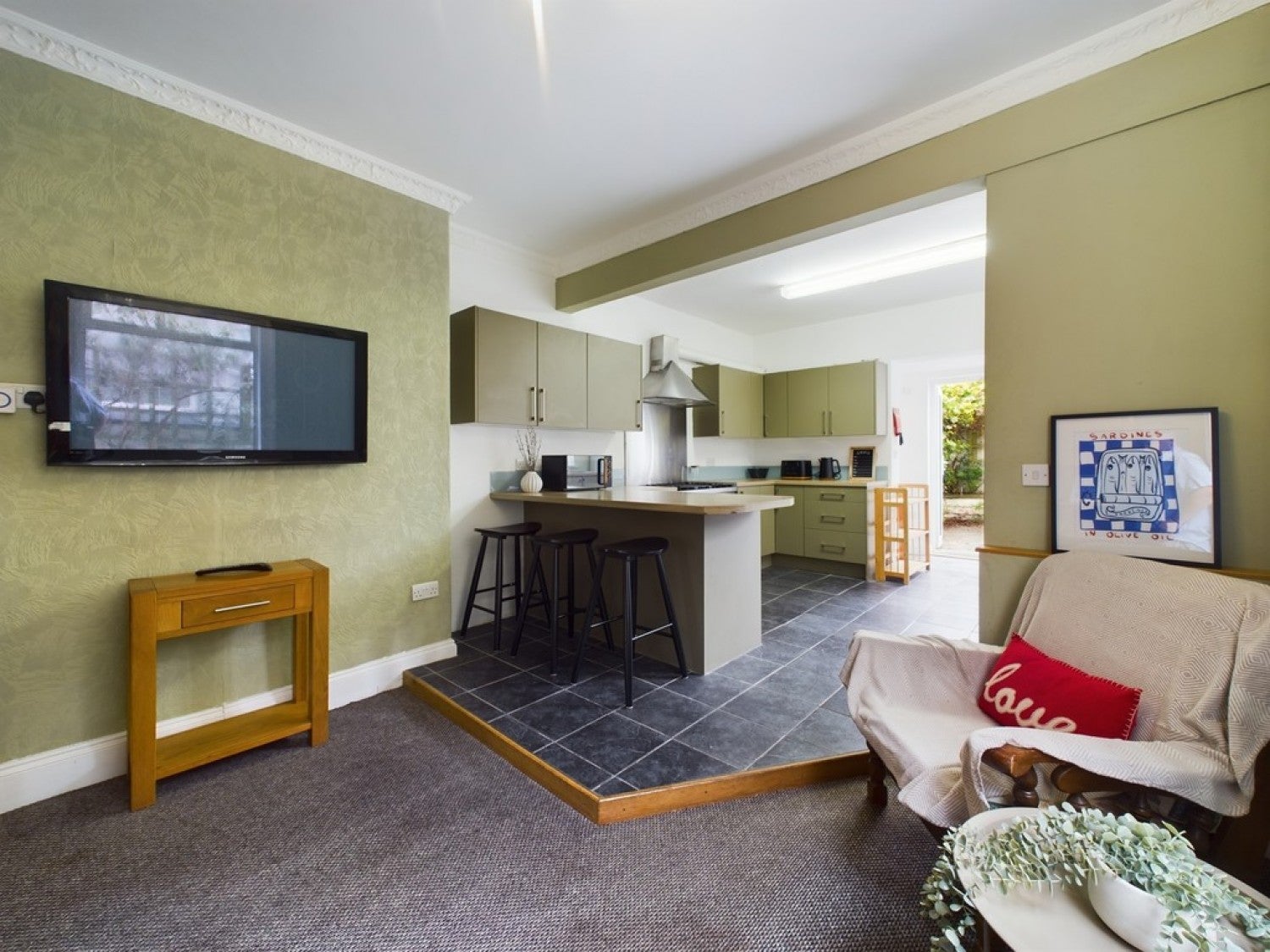 Room Hillside Avenue in Plymouth
