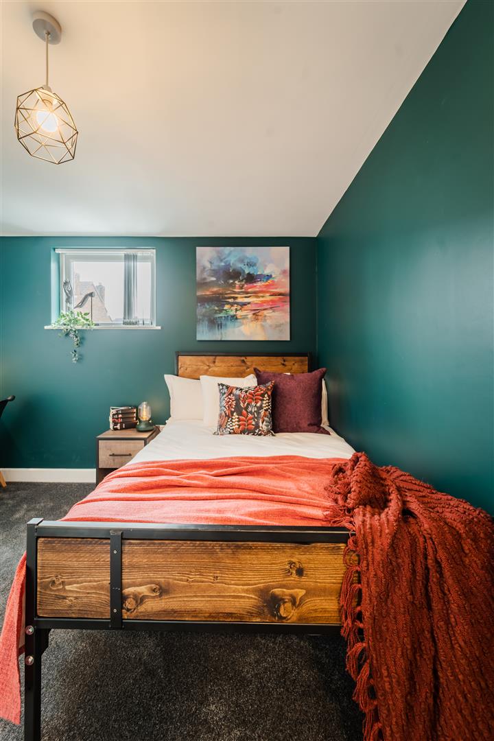 Room Charterhouse Road in Coventry