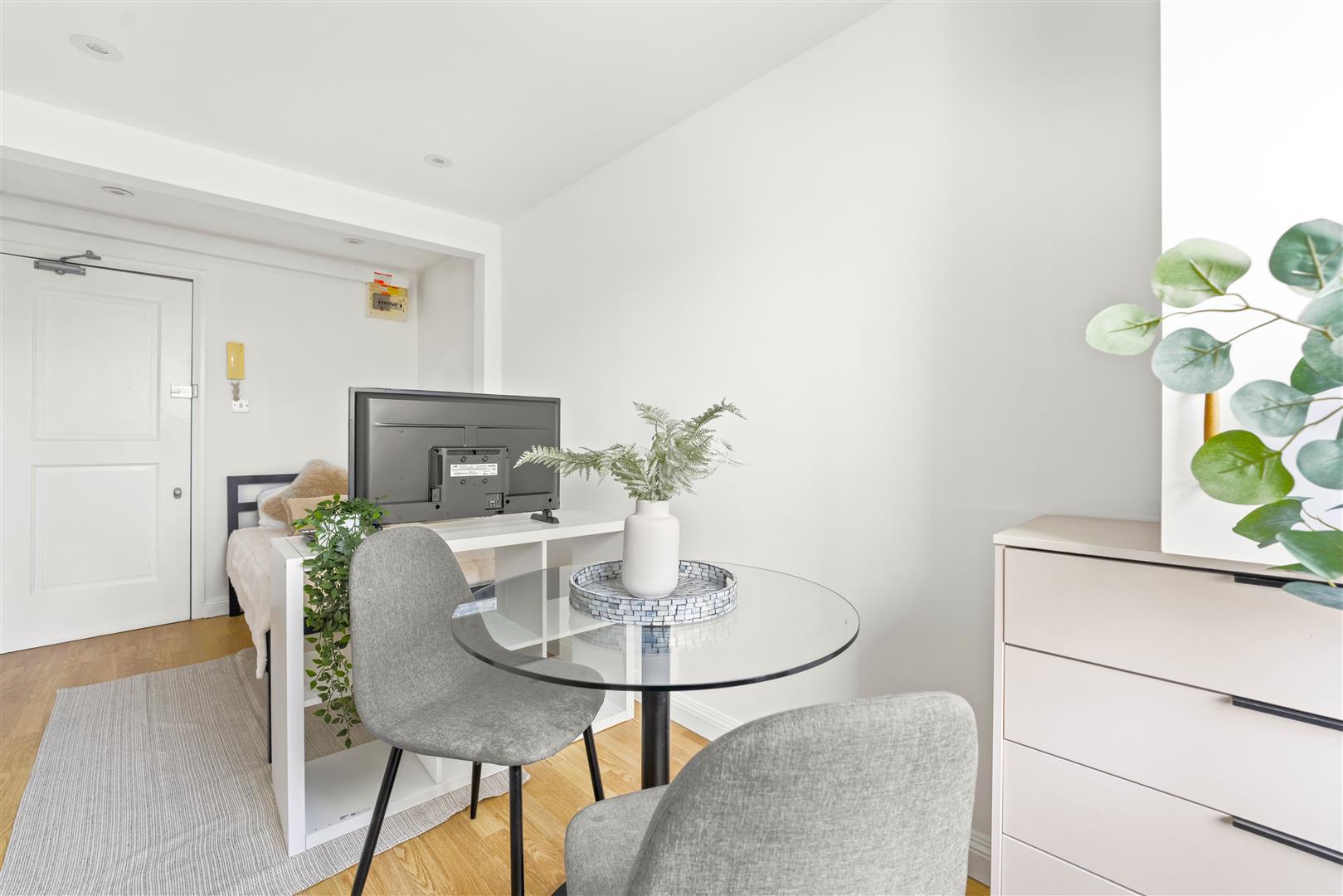 Flat Gaspar Close in Greater London