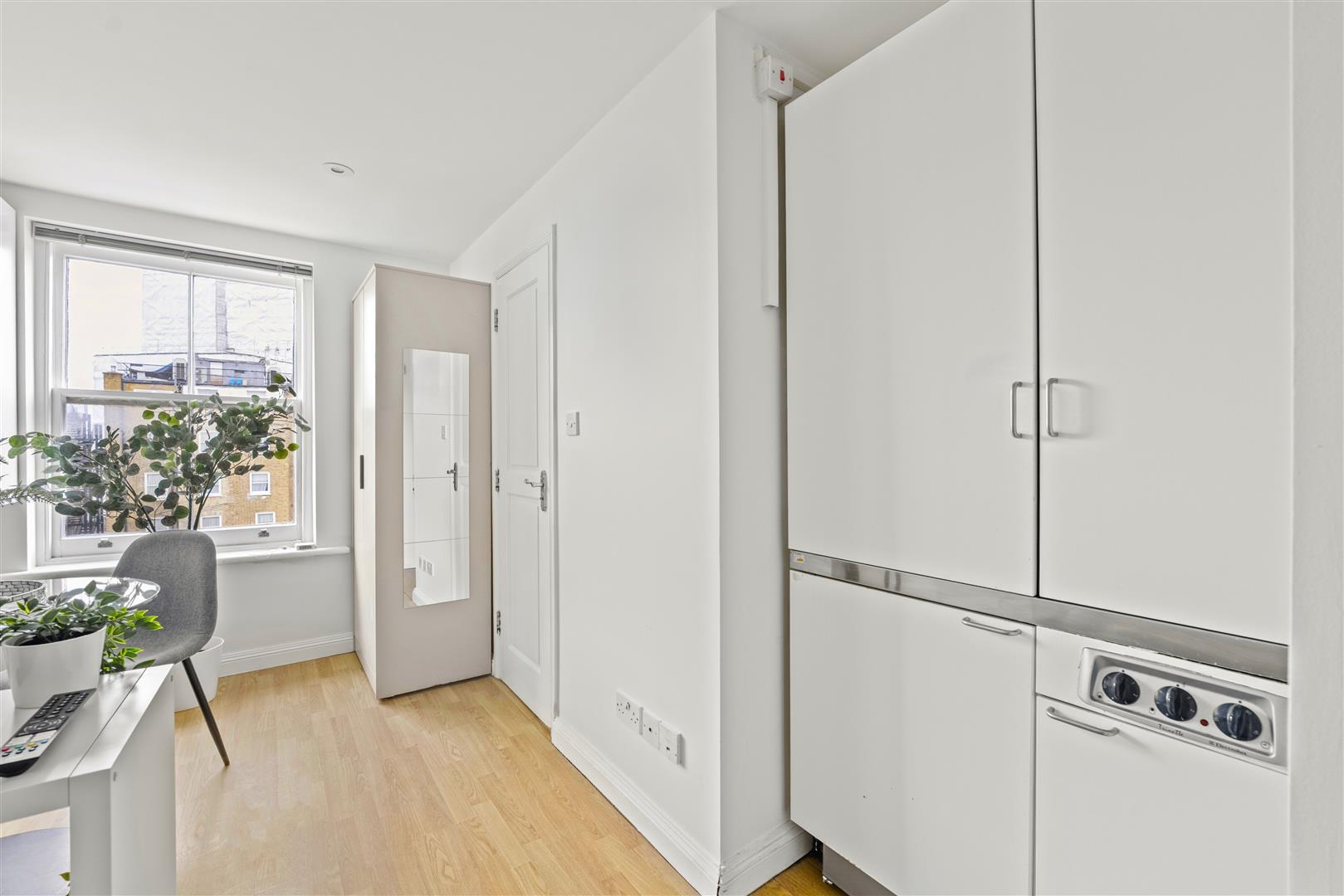 Flat Gaspar Close in Greater London
