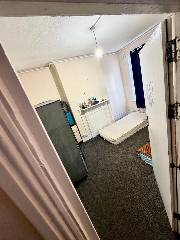 Room High Street North in Greater London