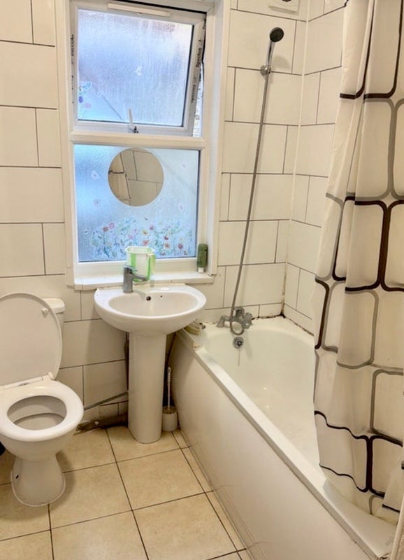 Room High Street North in Greater London
