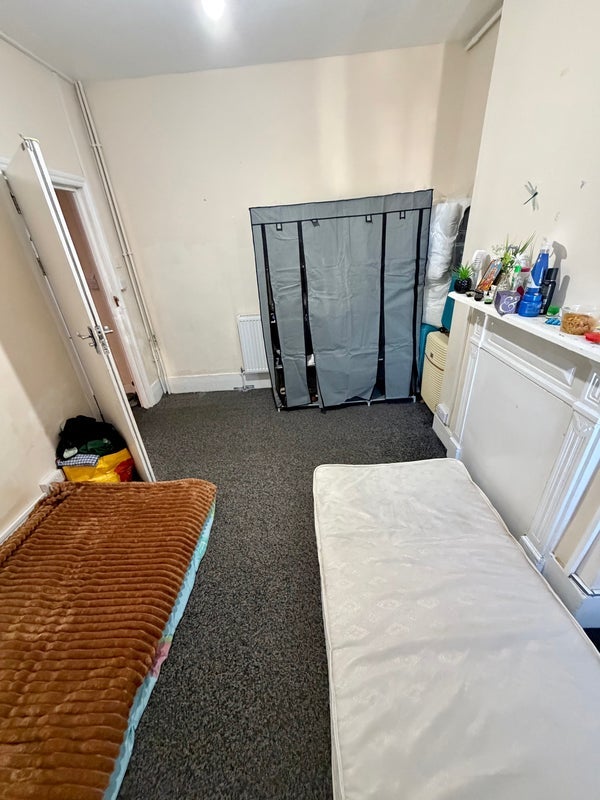 Room High Street North in Greater London