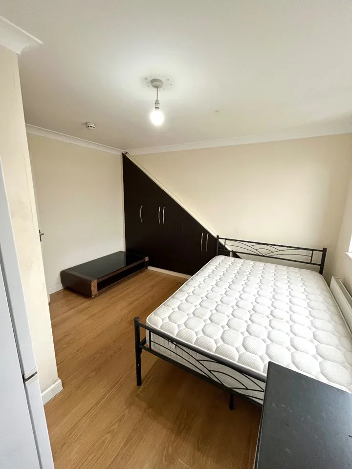 Room Greenland Crescent in Greater London