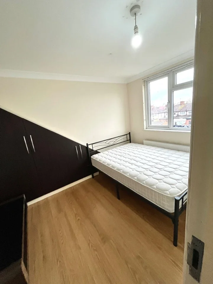 Room Greenland Crescent in Greater London
