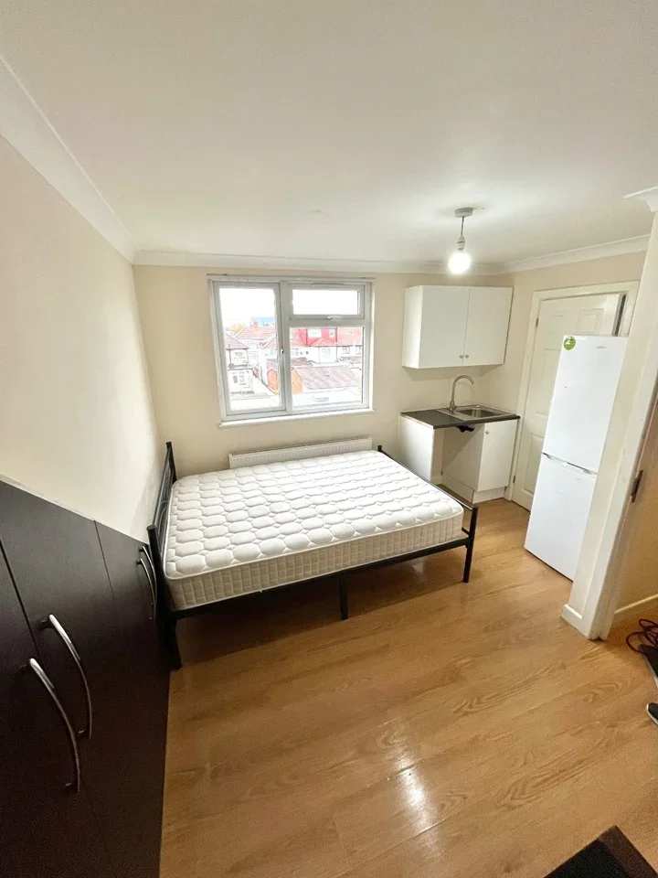 Room Greenland Crescent in Greater London