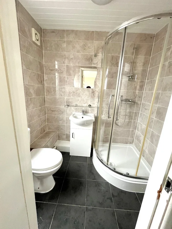 Room Greenland Crescent in Greater London