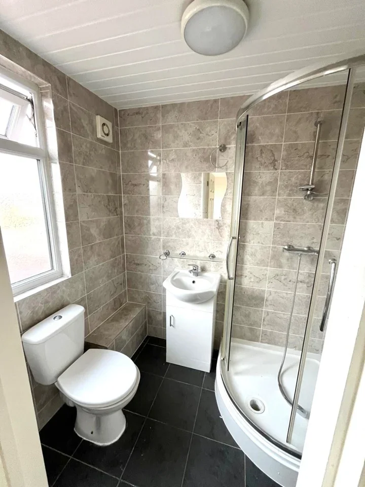 Room Greenland Crescent in Greater London