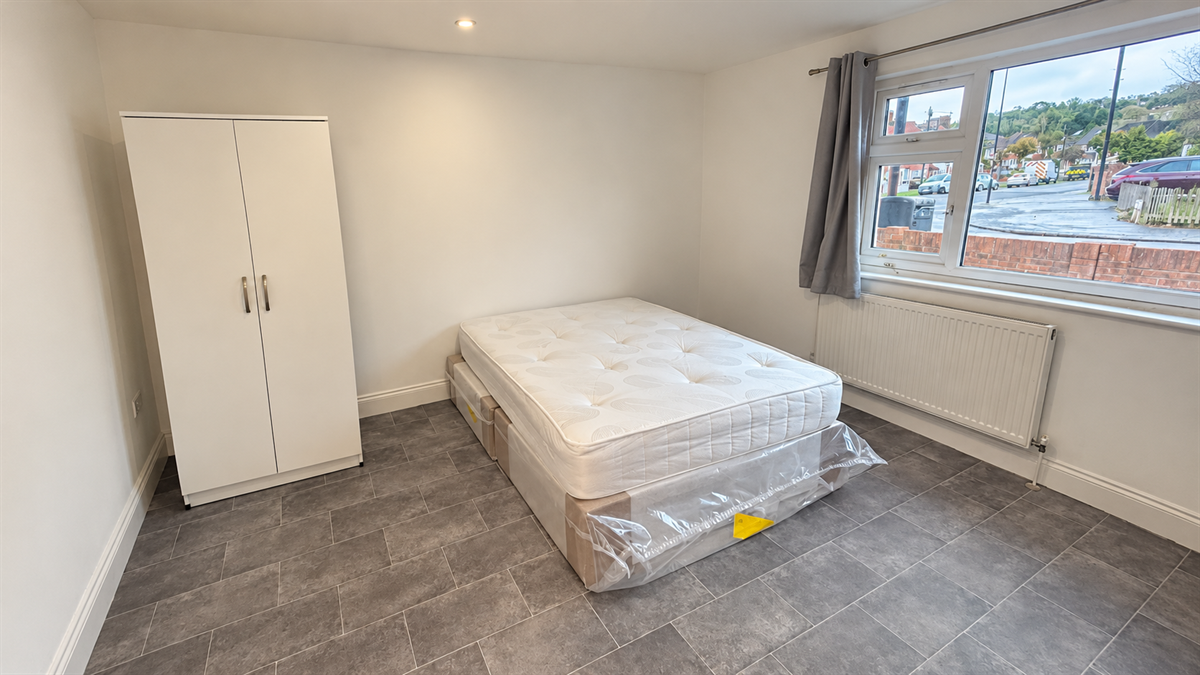 Room Brickfield Road in Greater London