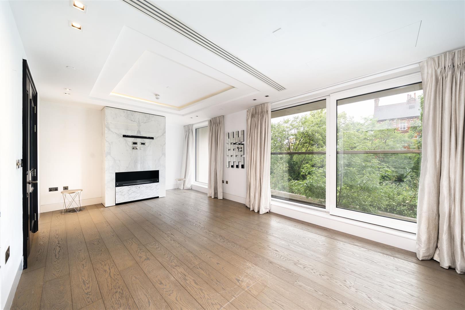 Flat Kensington High Street in Greater London