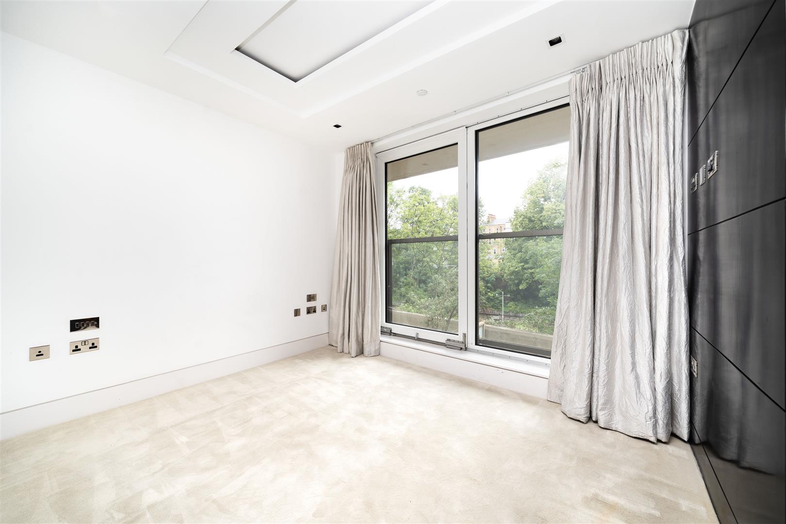 Flat Kensington High Street in Greater London