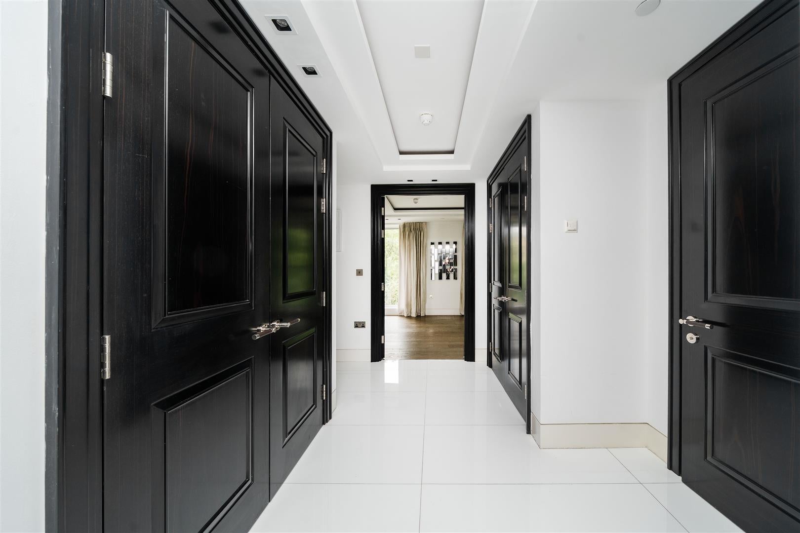 Flat Kensington High Street in Greater London