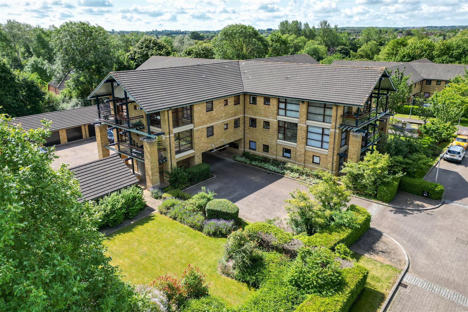Flat Woodward Place in Loughton