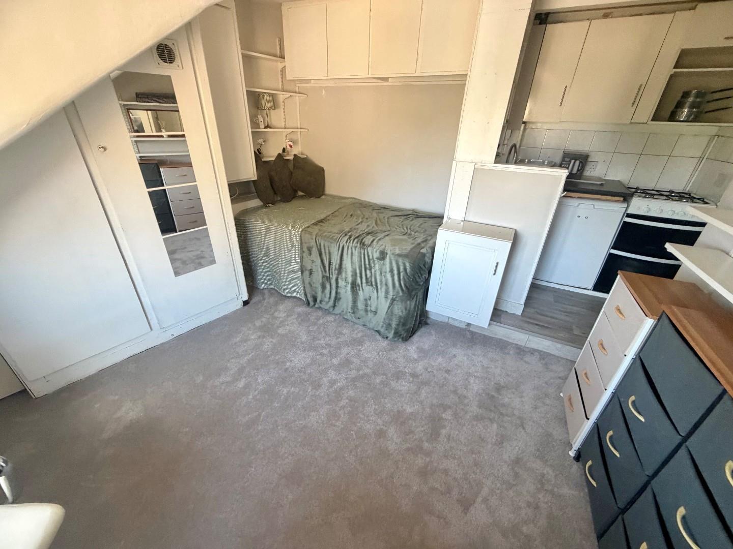 Flat Mountfield Road in Greater London