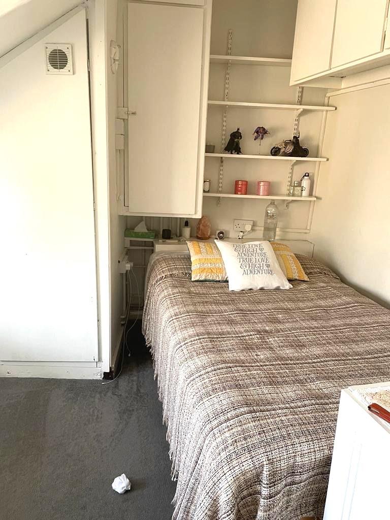 Flat Mountfield Road in Greater London