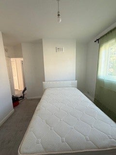 Room Pitfield Way in Greater London