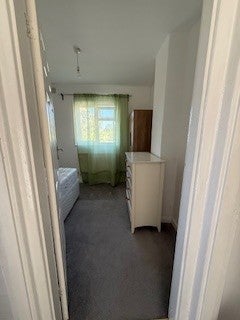 Room Pitfield Way in Greater London