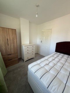 Room Pitfield Way in Greater London