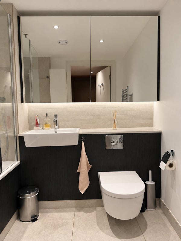 Room Marsh Wall in Greater London