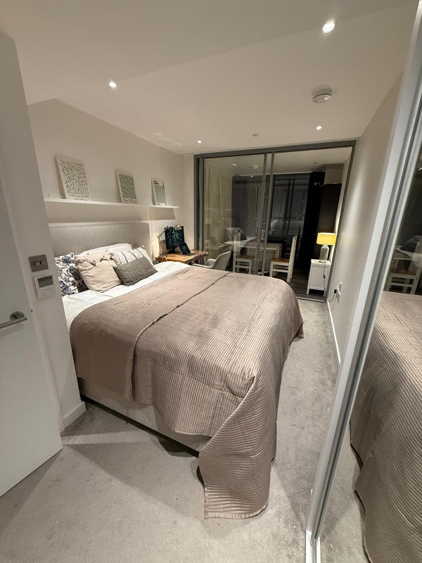 Room Marsh Wall in Greater London