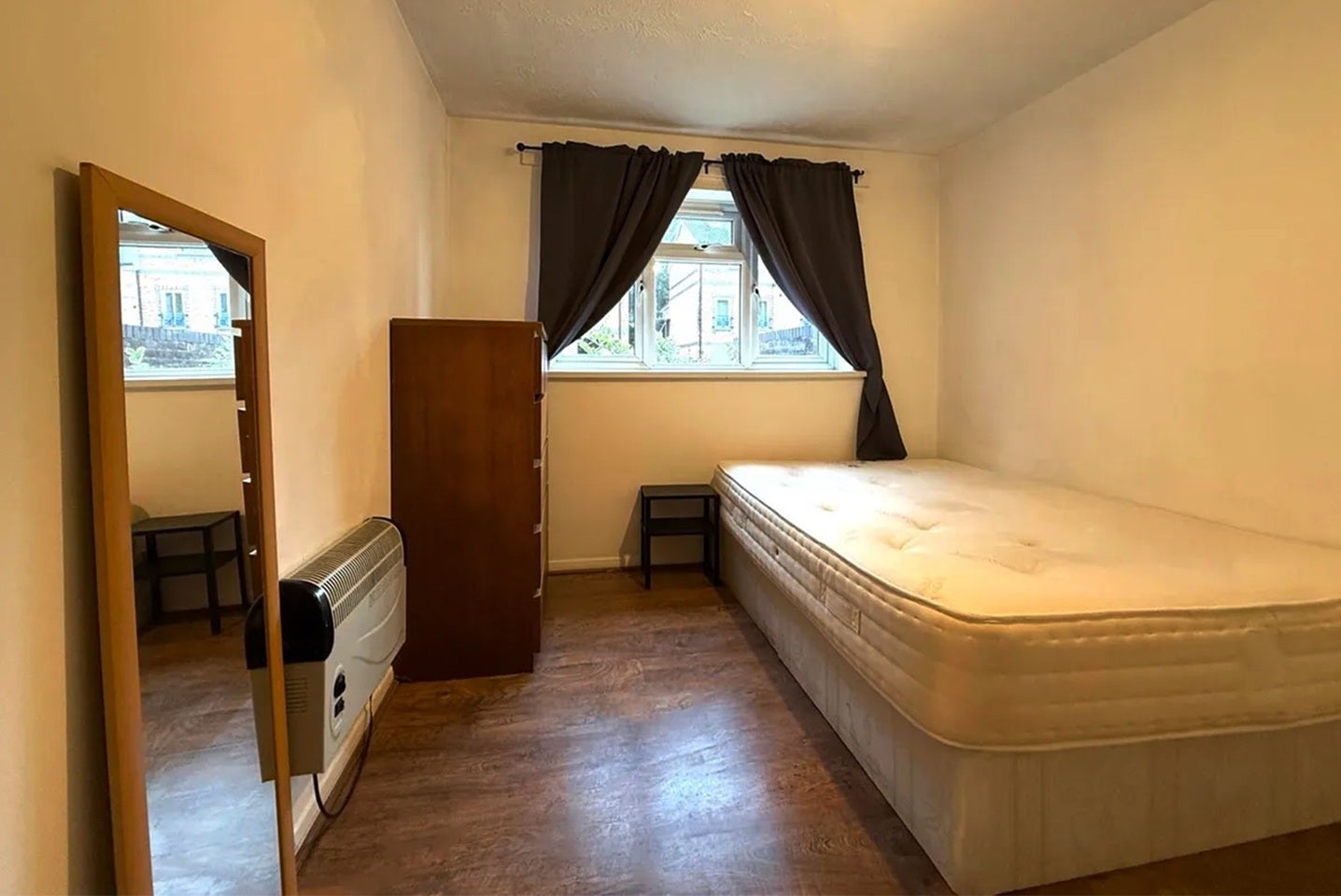 Flat Ambassador Square in Greater London